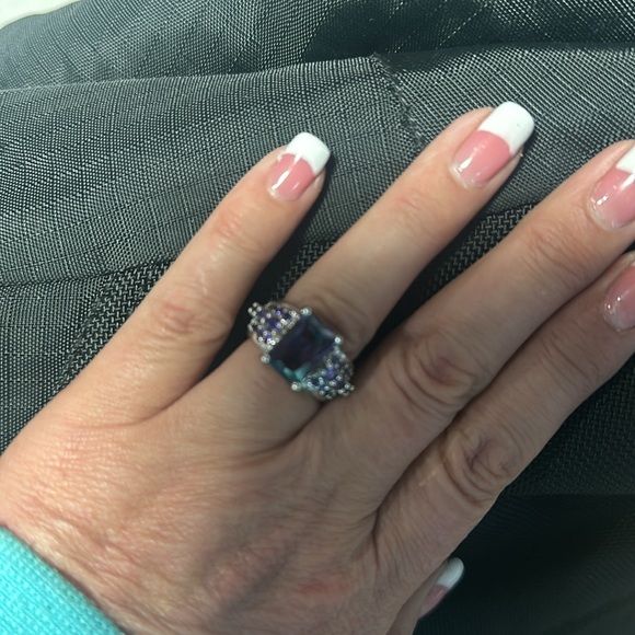 Pretty emerald cut gemstone ring - Picture 2 of 4